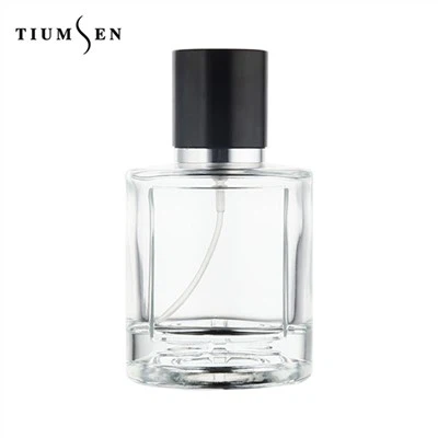 Läpinäkyvä hajuvesipullo